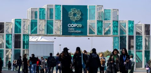 Participantes começam a chegar no estádio em Baku que abrigará a COP29: desafio é superar impasses sobre financiamento climático (Foto: Dominika Zarzycka / NurPhoto via AFP)