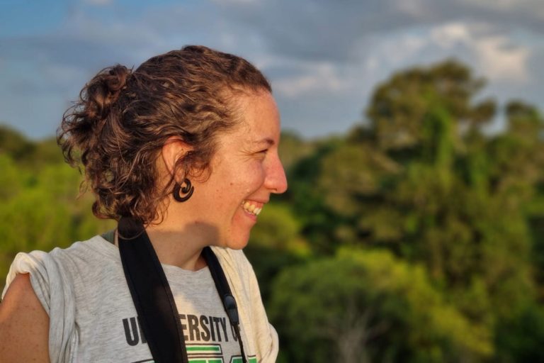 A cientista climática e bióloga Erika Berenguer na Amazônia: "Cada El Niño traz mais seca para a Amazônia e um aumento da área afetada por incêndios florestais. Isso vai continuar se acentuando por conta das mudanças climáticas" (Foto: Arquivo Pessoal)