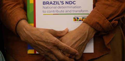 A nota meta climática do Brasil nas mãos da ministra Marina Silva durante encontro com Simon Stiell, da Convenção de Mudanças Climáticas da ONU na COP29: detalhamento não afasta críticas de ambientalistas por falta de ousadia (Foto: UN Climate Change)
