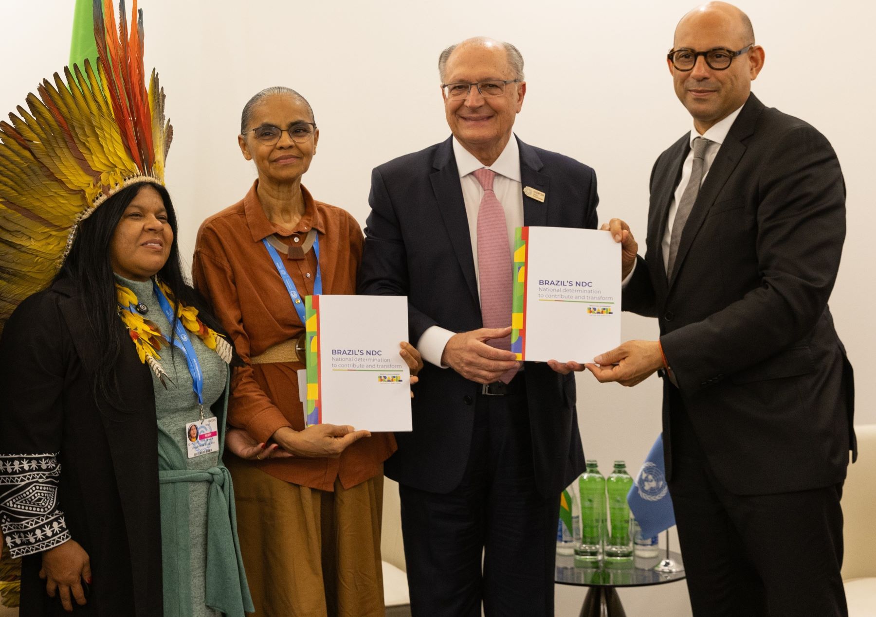 O vice-presidente Geraldo Alckmin, acompanhado das ministras Marina Silva e Sonia Guajajara entrega formalmente a nota meta climática do Brasil ao secretário-executivo da UNFCCC, Simon Stiell: compromisso com desmatamento zero e redução de até 67% nas emissões (Foto: UN Climate Change) 