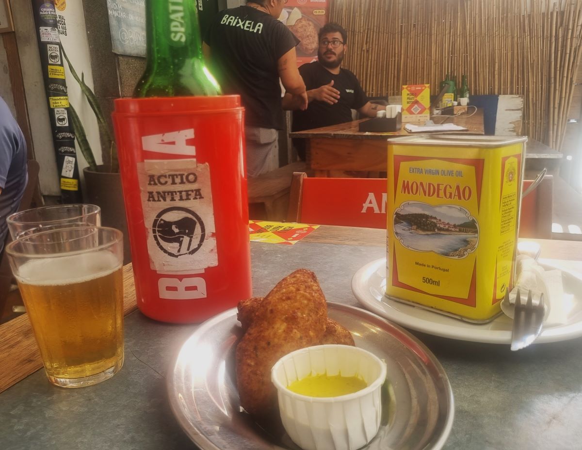 O Baixela, legítimo pé-sujo do Posto 6, em Copacabana: bares são palco de conversas sobre temas sempre atuais (Foto: Oscar Valporto)