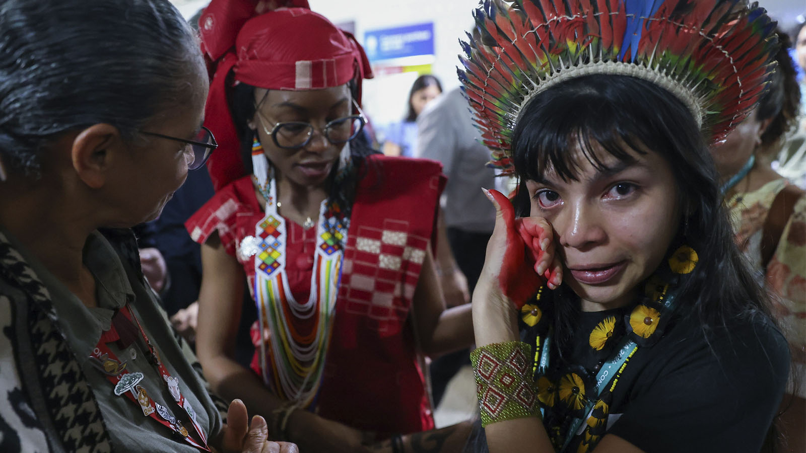 Txai Suruí com a ministra Marina Silva depois da repressão a protesto na COP16: debate e temor sobre manifestações na COP30, em Belém (Foto: Felipe Werneck / MMA - 30/10/2024)