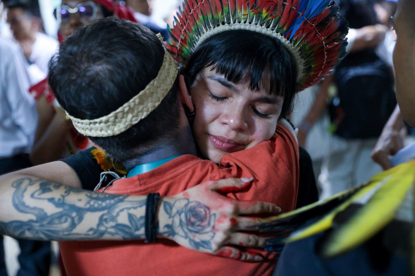 Txai Surí recebe abraço de ativista indígena após ser detida por seguranças durante a COP16 em Cáli, Colômbia: medo de ser expulsa depois da repressão à manifestação contra o marco temporal (Foto: Felipe Werneck / MMA - 30/10/2024)