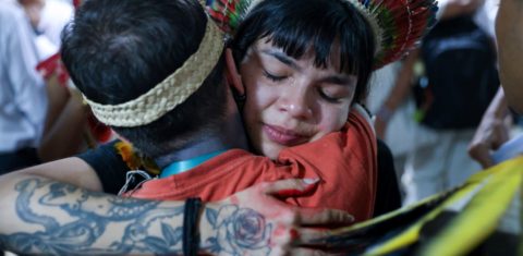 Txai Surí recebe abraço de ativista indígena após ser detida por seguranças durante a COP16 em Cáli, Colômbia: medo de ser expulsa depois da repressão à manifestação contra o marco temporal (Foto: Felipe Werneck / MMA - 30/10/2024)