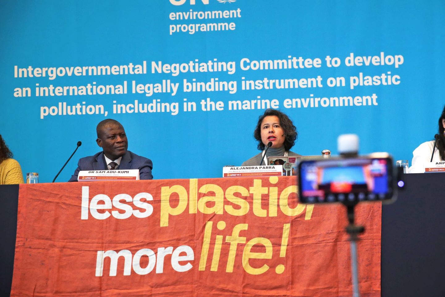 "Menos plásticos, mais vida" era a mensagem na entrevista do ganense Sam Abu-Kami e da chilena Alejandra Parra em Busan: negociações para acordo contra poluição plástica fracassa (Foto: UNEP/Bingying Liu)