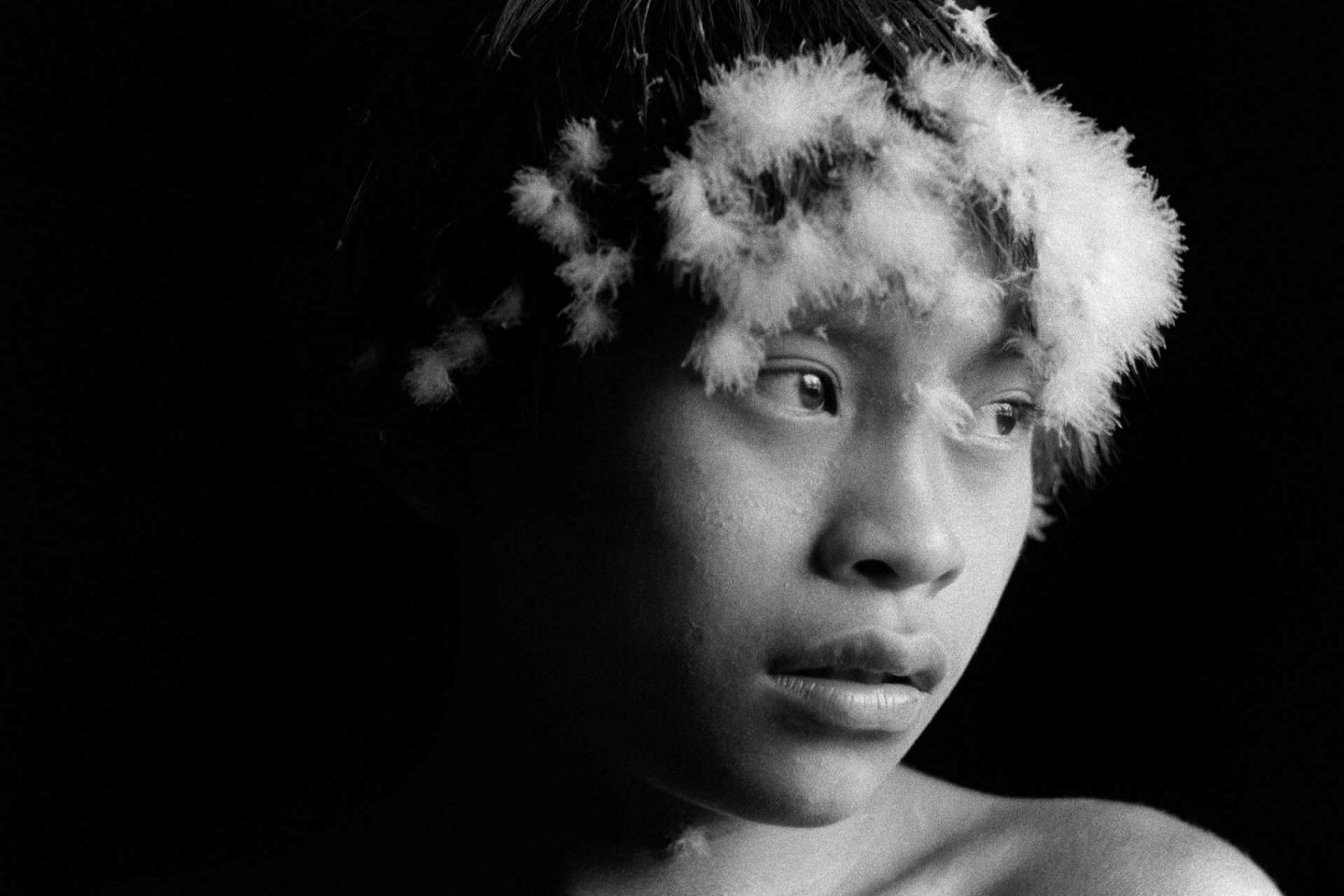 Foto de indígena Yanomami feita pela brasileira de origem suíça Claudia Andujar: fotografias em preto e branco capturam a relação simbiótica dos Yanomamis com a Amazônia (Foto: Claudia Andujar)