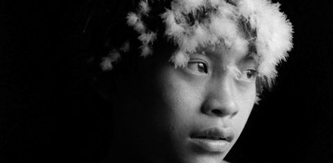 Foto de indígena Yanomami feita pela brasileira de origem suíça Claudia Andujar: fotografias em preto e branco capturam a relação simbiótica dos Yanomamis com a Amazônia (Foto: Claudia Andujar)