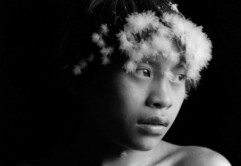 Foto de indígena Yanomami feita pela brasileira de origem suíça Claudia Andujar: fotografias em preto e branco capturam a relação simbiótica dos Yanomamis com a Amazônia (Foto: Claudia Andujar)