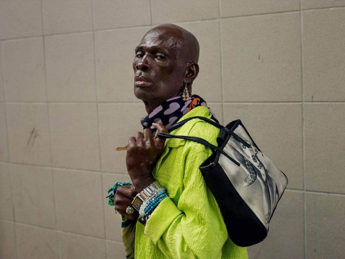 A exposição California Flowes, do sul-africano Pieter Hugo, na Paris Photo 2024, retrata pessoas em situação de rua em São Francisco e Los Angeles (Foto: Pieter Hugo)