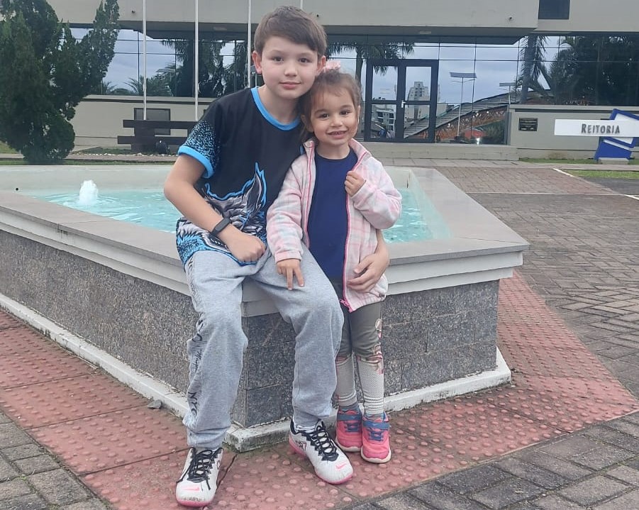 Os irmãos Vicente e Melina na nova escola em Santa Cruz do Sul: transferência depois que a família perdeu a casa em Cruzeiro do Sul e a escola das crianças também sofreu estragos (Foto: Arquivo Pessoal)