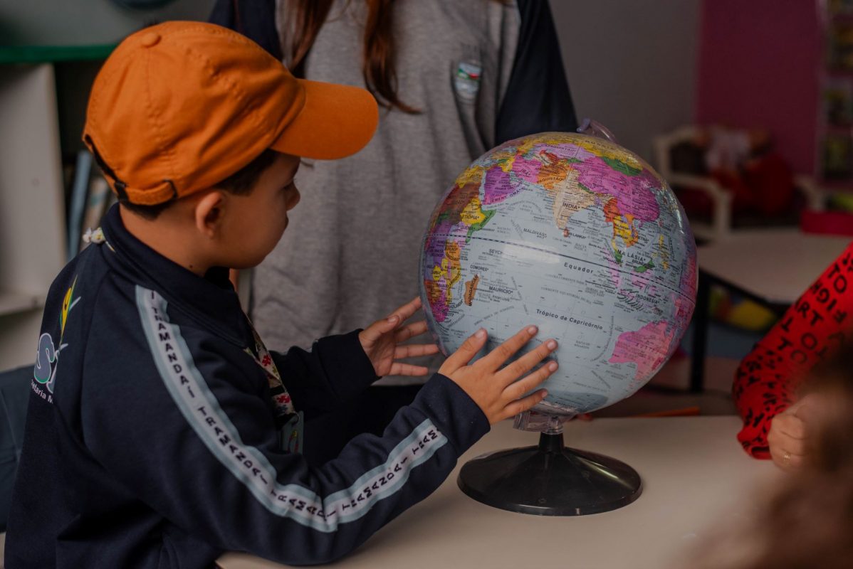 Lorenzo, 6 anos, em sua nova escola em Tramandaí, após a mudança forçada de Eldorado do Sul: Litoral Norte do Rio Grande do Sul como destino dos deslocados climáticos (Foto: Auryn Souza)