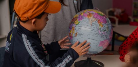 Lorenzo, 6 anos, em sua nova escola em Tramandaí, após a mudança forçada de Eldorado do Sul: Litoral Norte do Rio Grande do Sul como destino dos deslocados climáticos (Foto: Auryn Souza)