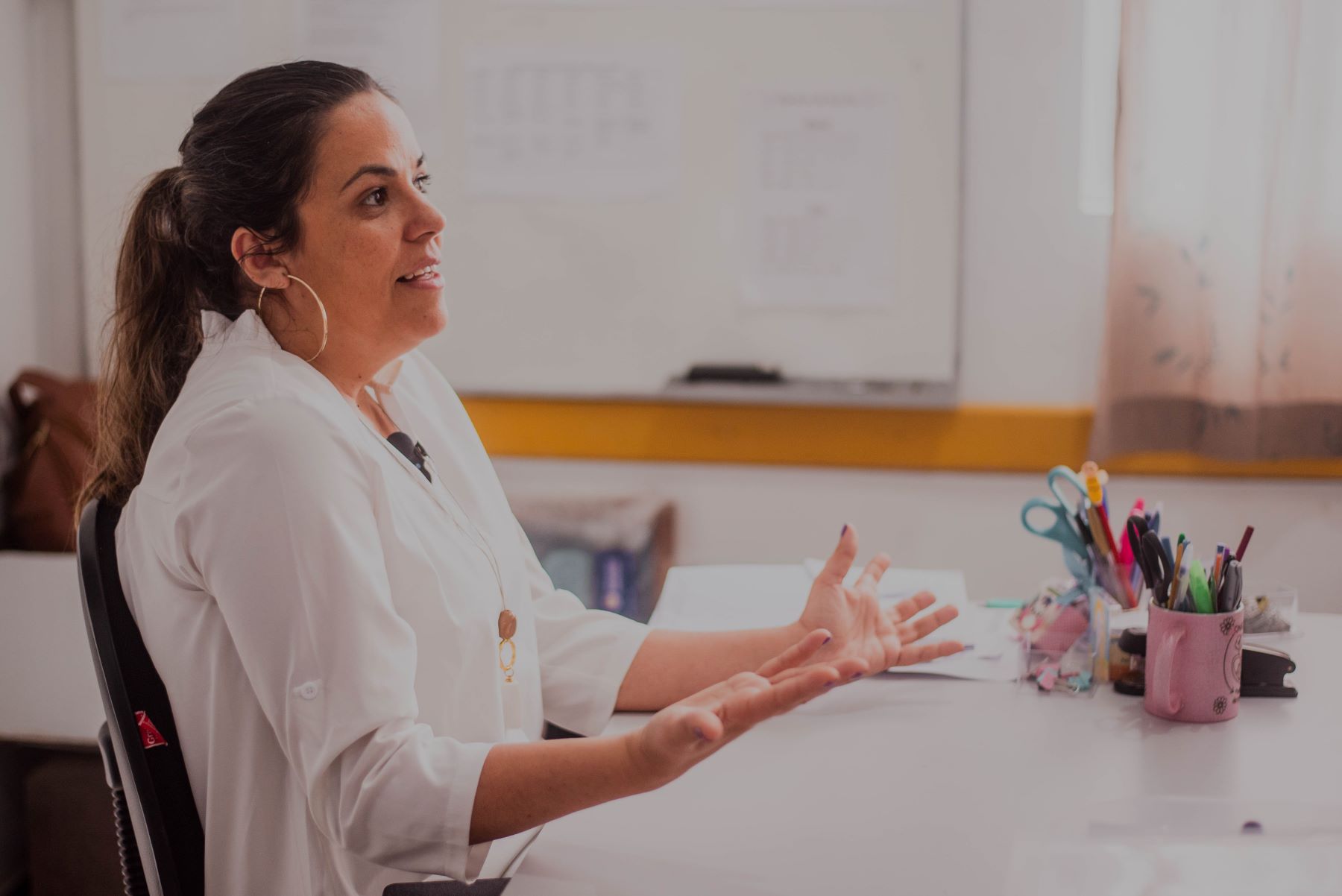 Priscila Rocha dos Santos, diretora da Escola Erineo Scopel Rapaki, em Tramandaí, recebeu alunos transferidos sem documentação, sem material até sem informações do histórico escolar: acolhimento de toda a comunidade aos deslocados climáticos (Foto: Auryn Souza)