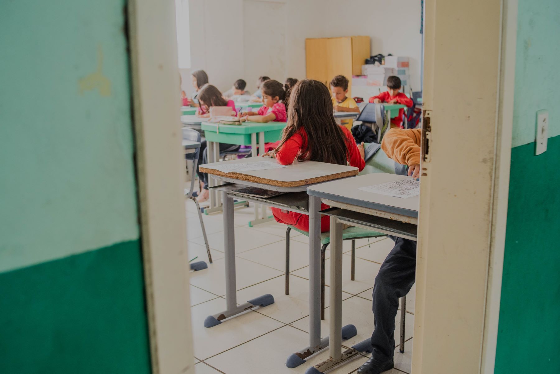 Turma de crianças em escola municipal Escola Erineo Scopel Rapaki, em Tramandaí: 30 alunos transferidos após enchentes no Rio Grande do Sul (Foto: Auryn Souza)