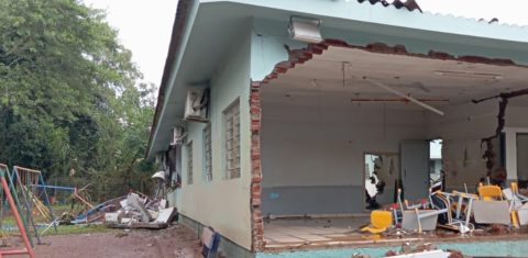 A Escola Municipal de Ensino Fundamental Jacob Sehn, em Cruzeiro do Sul, destruída pelas chuvas: 59 alunos transferidos após a enchente (Foto: Arquivo Pessoal)