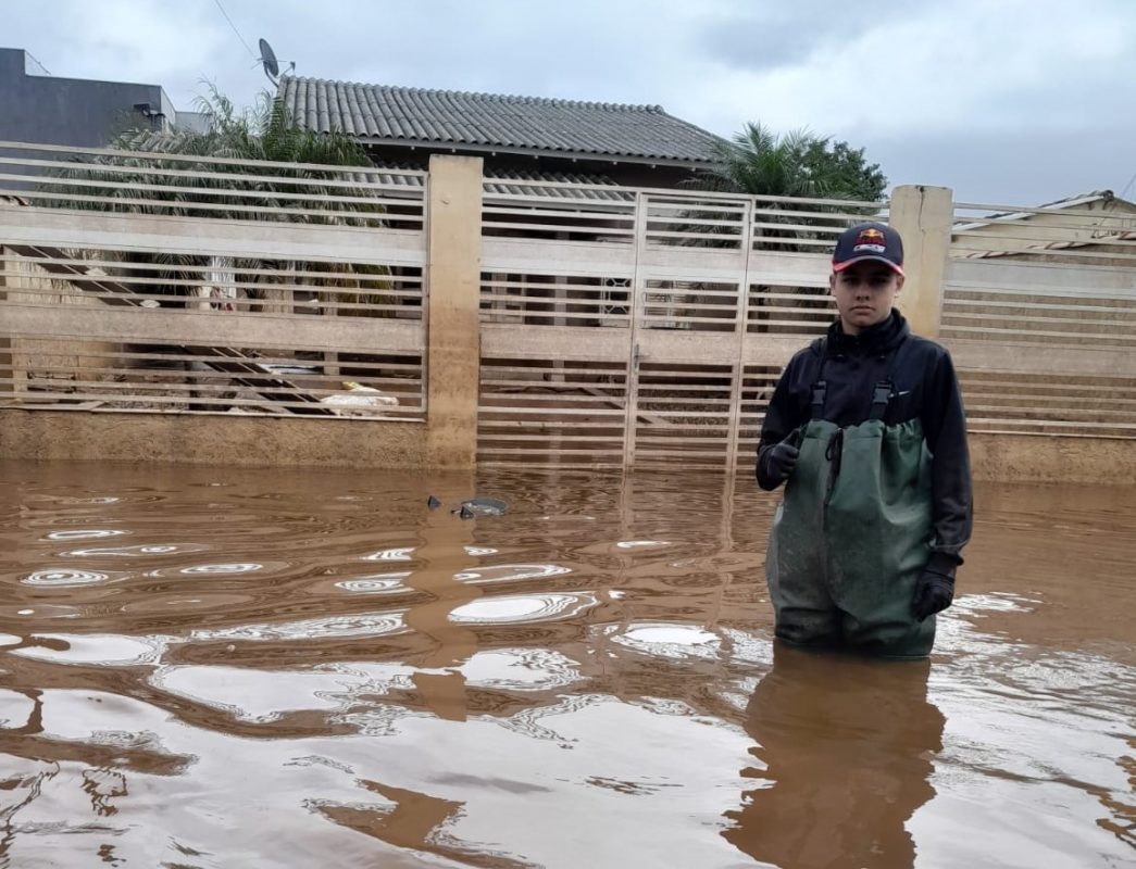 Eduardo, 14 anos, no meio da enchente em Eldorado do Sul: dificuldade de adaptação após a transferência para escola em outra cidade (Foto: Arquivo Pessoal)