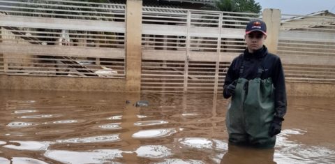 Eduardo, 14 anos, no meio da enchente em Eldorado do Sul: dificuldade de adaptação após a transferência para escola em outra cidade (Foto: Arquivo Pessoal)