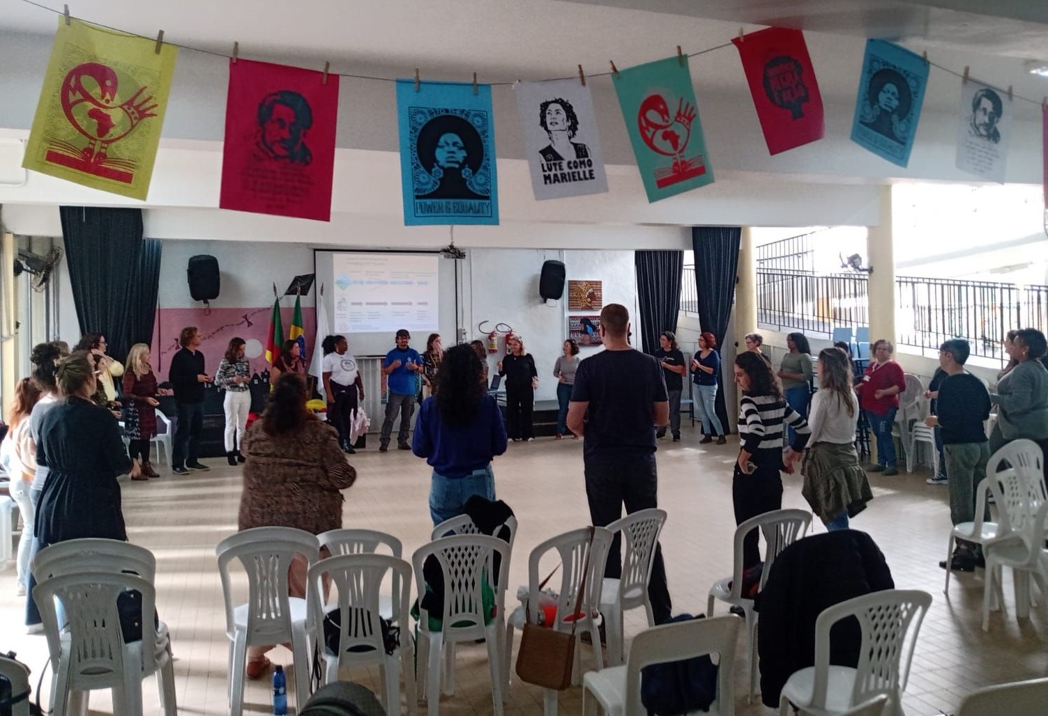 Treinamento de professores por voluntários da Pedagogia da Emergência promovido pela Secretaria Municipal de Educação de Porto Alegre após as enchentes: papel da escola no tratamento de traumas depois de eventos estressantes (Foto: Reprodução / Facebook Pedagogia da Emergência - 22/05/2024)