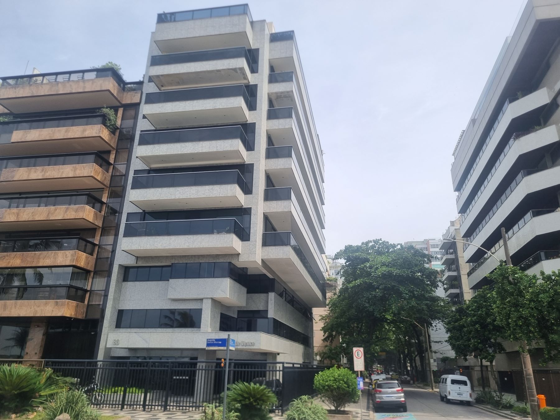 Edifício construído no lugar onde ficava a casa que serviu de residência aos Paiva: boom imobiliário mudou a paisagem da orla carioca (Foto: Oscar Valporto)