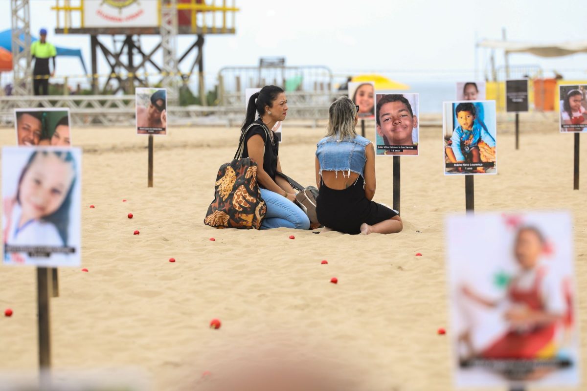 Ato de protesto em Copacabana contra mortes de crianças a tiros: Rio teve dezembro macabro, de muitos tiros e muitas balas - um surto epidêmico na violência armada endêmica por quatro décadas (Foto: Tomaz Silva / Agência Brasil - 18/12/2024)
