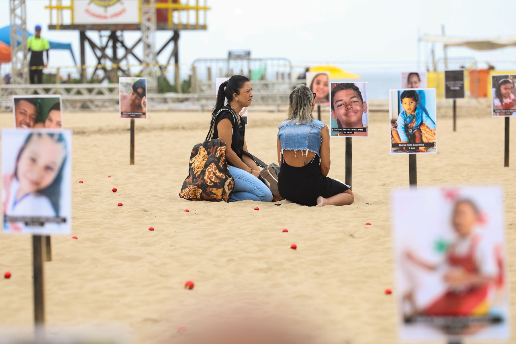 Ato de protesto em Copacabana contra mortes de crianças a tiros: Rio teve dezembro macabro, de muitos tiros e muitas balas - um surto epidêmico na violência armada endêmica por quatro décadas (Foto: Tomaz Silva / Agência Brasil - 18/12/2024)