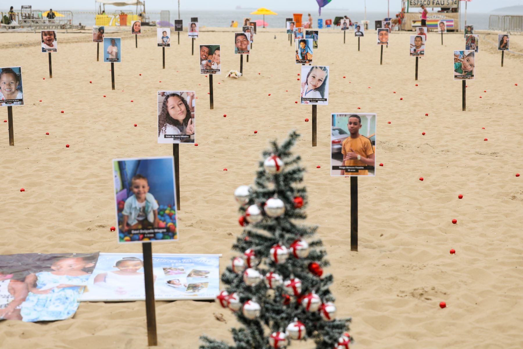 A foto do pequeno Davi - 4 anos, morto a tiro no começo de dezembro ao lado da árvore de Natal em protesto em Copacabana: Rio teve 26 crianças baleadas em 2024 (Foto: Tomaz Silva / Agência Brasil - 18/12/2024)