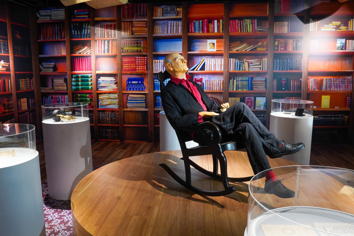 Boneco de Ariano Suassuna em tamanho real, sentado em sua cadeira de balanço, onde teve as primeiras ideias que resultaram em obras admiradas no mundo todo. Foto: Arnaldo Carvalho