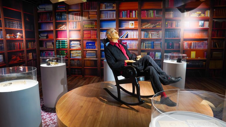 Boneco de Ariano Suassuna em tamanho real, sentado em sua cadeira de balanço, onde teve as primeiras ideias que resultaram em obras admiradas no mundo todo. Foto: Arnaldo Carvalho