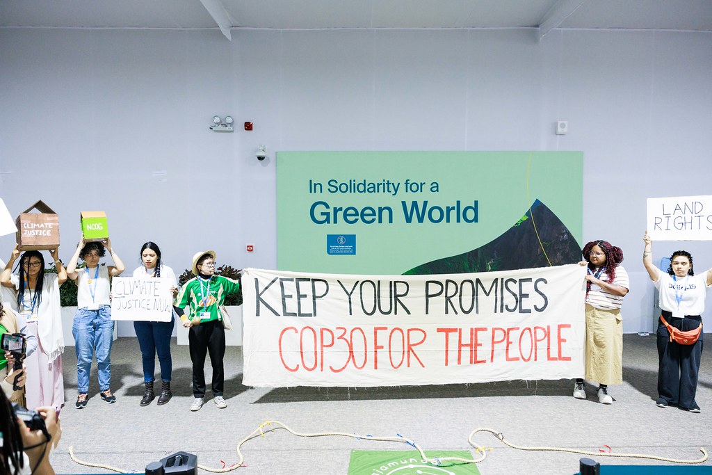 Ativistas cobrando as promessas para a COP30. (Foto: UNFCCC/ Flickr)