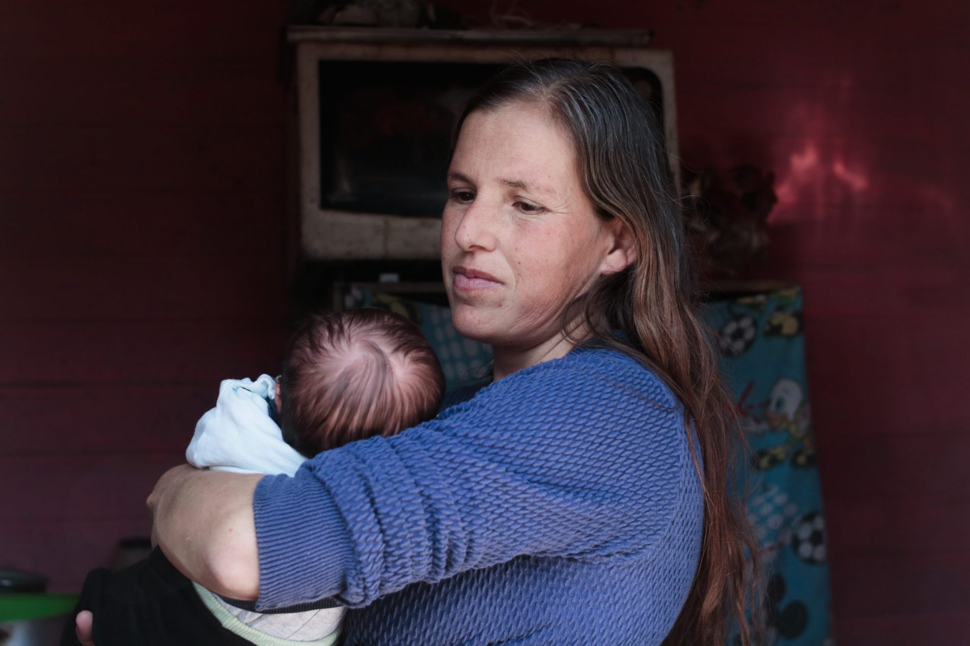 Gabriel, 1 mês de vida, estava na barriga de Priscila quando a mãe teve que sair de casa às pressas com os outros cinco filhos em meio às enchentes. Foto Anna Ortega (Instagram: @annaortega_c)