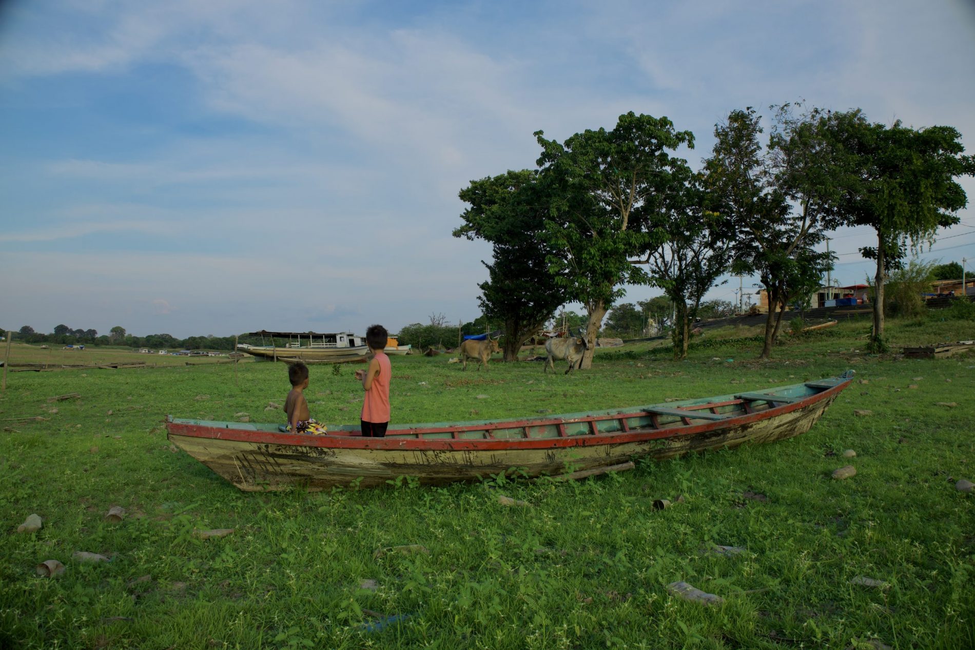 Na Orla da União, em Parintins, os irmãos Kedson, de 2 anos, e Gael Victor, de 7, brincam no barco que antes da estiagem também servia de transporte pelo rio Amazonas. Foto Klysna Anayal (Instagram: @klysnaanayal)