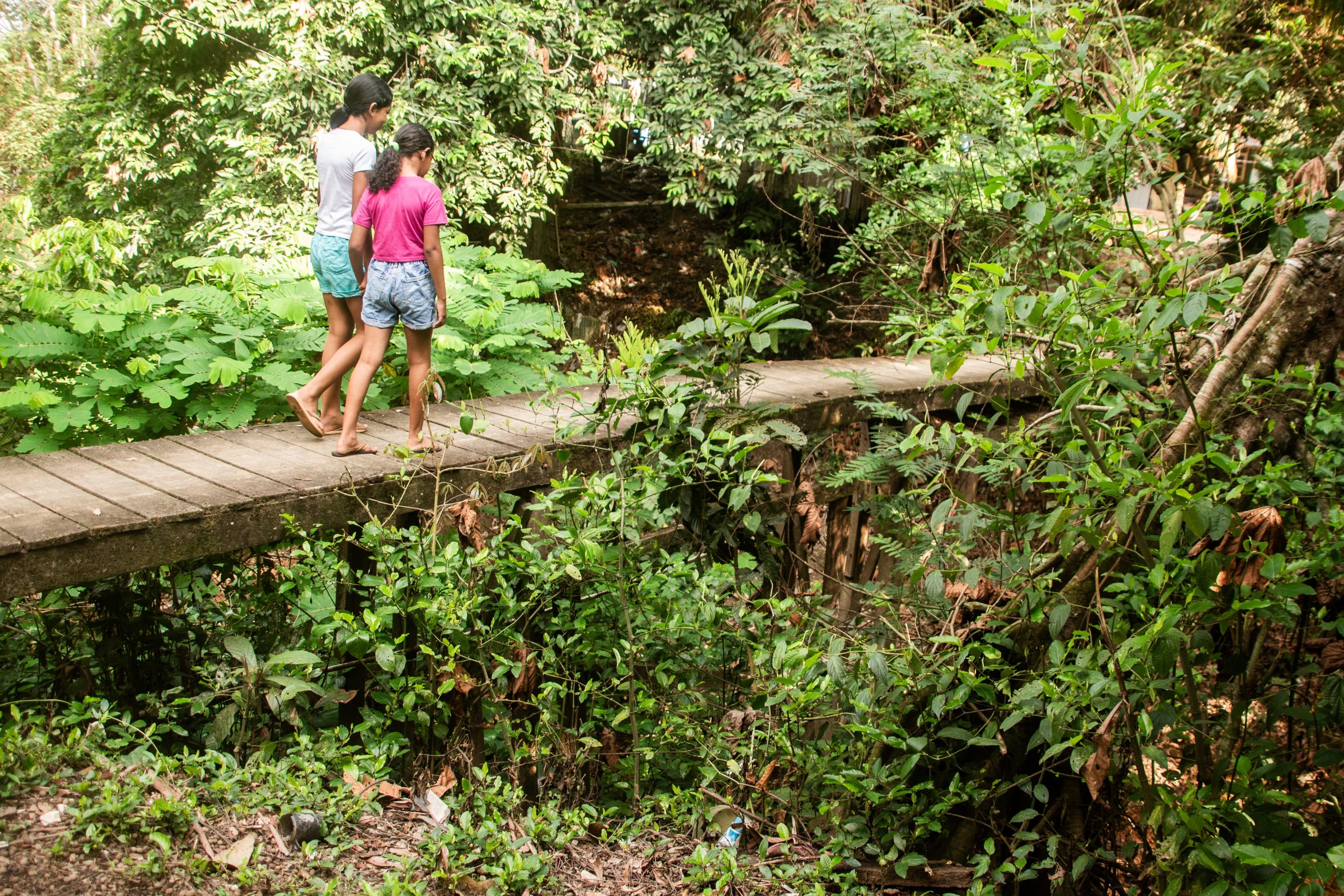 Observando o rio Madeira, em Porto Velho, Rondônia, as irmãs Ester, 11 anos, e Anne, 9, filhas mais novas de Rosa Gonçalves, que sofre com o ar tóxico da cidade. Foto Marcela Bonfim (Instagram: @amazonianegra e @bonfim_marcela) 