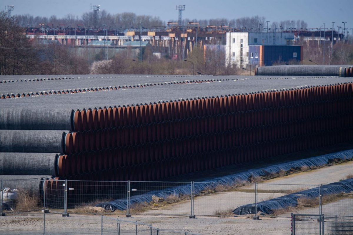 Tubos que não chegaram a ser usados no gasoduto Nord Stream 2 Baltic, armazenados no Porto de Mukran, em Lubmin, Alemanha. Foto Stefan Sauer / Alamy