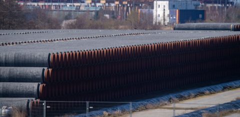 Tubos que não chegaram a ser usados no gasoduto Nord Stream 2 Baltic, armazenados no Porto de Mukran, em Lubmin, Alemanha. Foto Stefan Sauer / Alamy