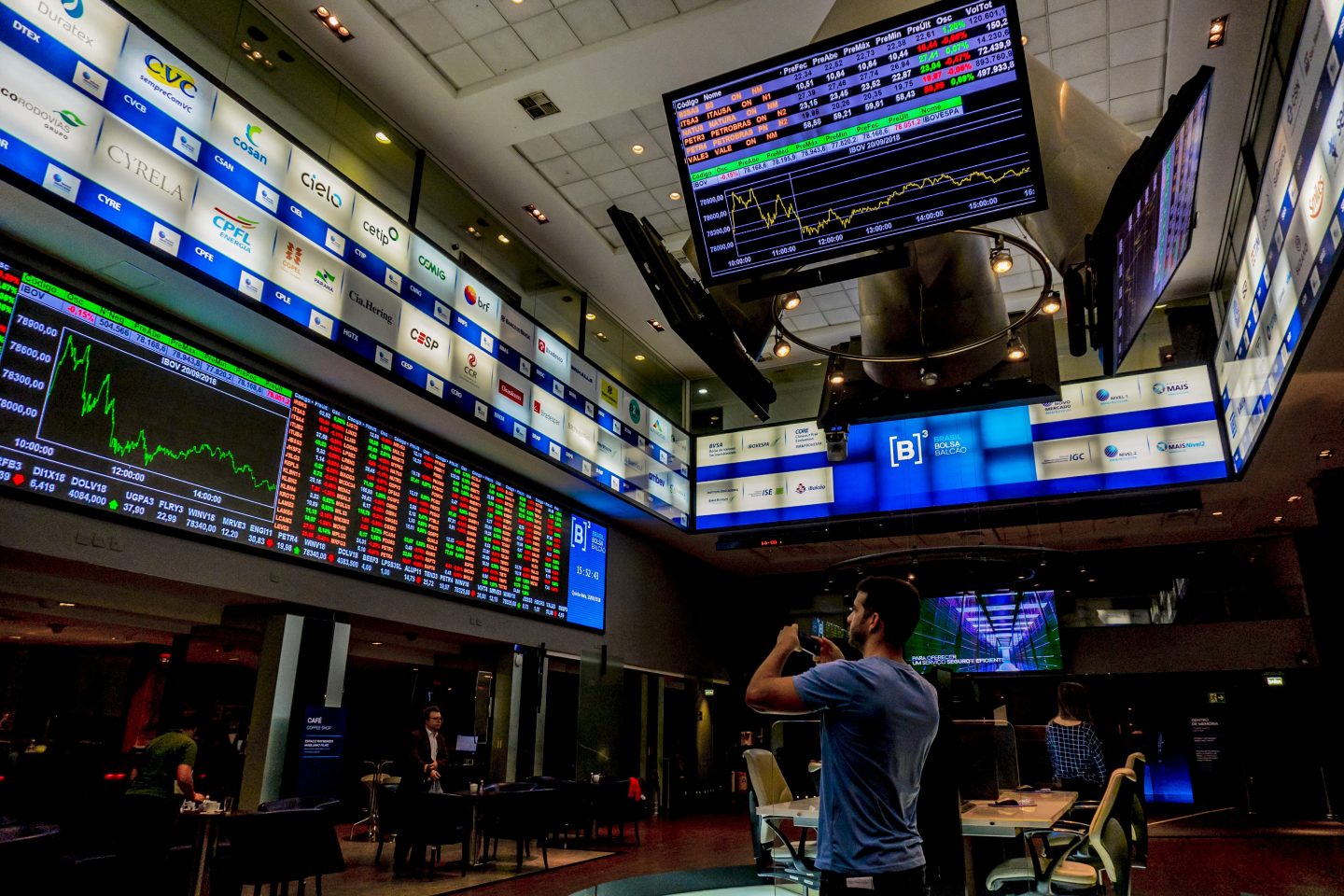 Bolsa de Valores de São Paulo: crescimento de 3% do PIB brasileiro não garante uma melhora nos indicadores da América Latina. Foto Cris Faga/NurPhoto via AFP