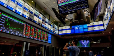 Bolsa de Valores de São Paulo: crescimento de 3% do PIB brasileiro não garante uma melhora nos indicadores da América Latina. Foto Cris Faga/NurPhoto via AFP