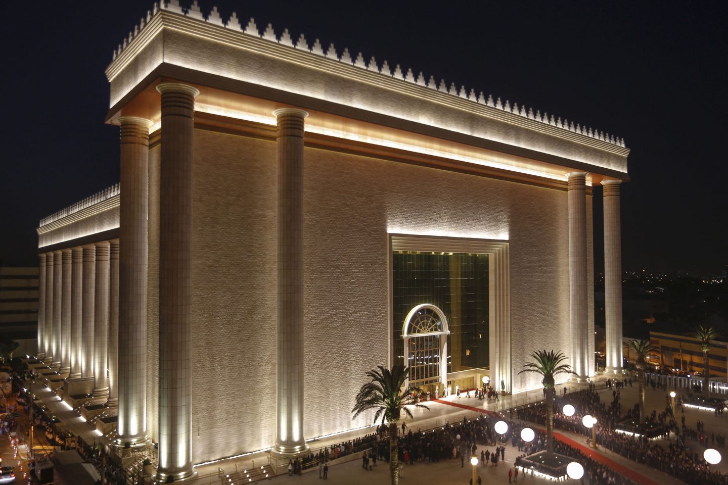 Templo da Igreja Universal do Reino de Deus, em São Paulo. O prédio, construído como uma réplica do Templo de Salomão com pedras importadas de Hebron, levou quatro anos para ser construído, a um custo de cerca de 267 milhões de dólares. Foto Miguel Schincariol/AFP