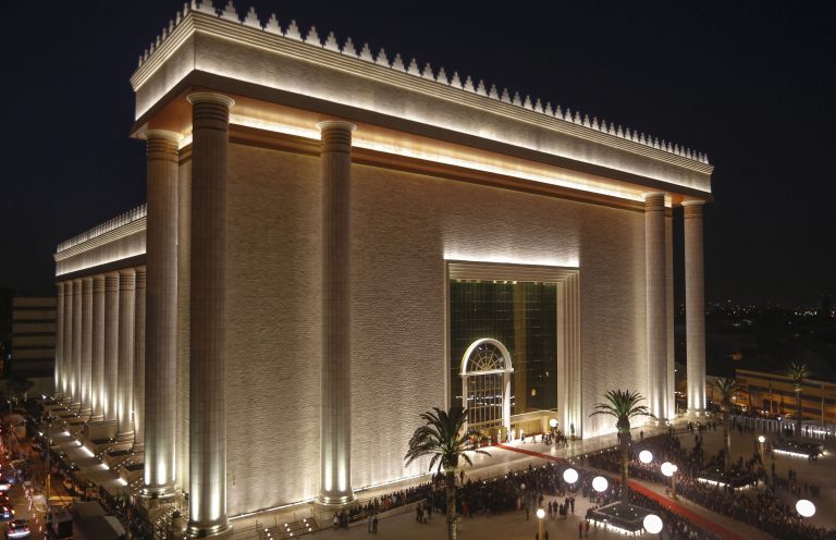 Templo da Igreja Universal do Reino de Deus, em São Paulo. O prédio, construído como uma réplica do Templo de Salomão com pedras importadas de Hebron, levou quatro anos para ser construído, a um custo de cerca de 267 milhões de dólares. Foto Miguel Schincariol/AFP