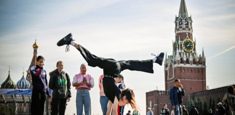 Ginasta russa posa para uma foto na Praça Vermelha, em frente ao Kremlin e à Catedral de São Basílio, no centro de Moscou. País enfrenta "inverno demográfico" com boas possibilidades de crescimento. Foto Alexander NEMENOV/AFP. Setembro/2024