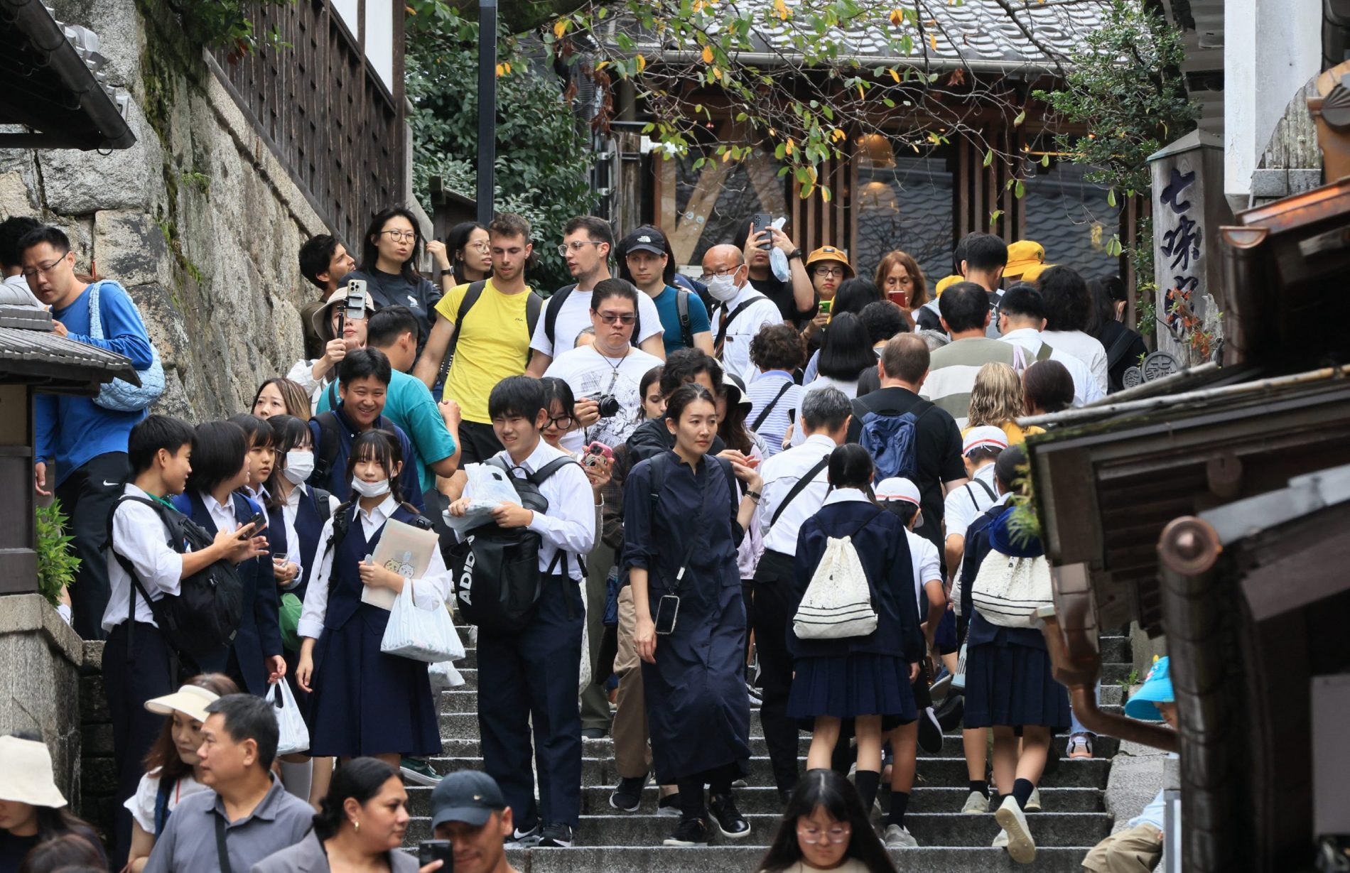 Estudantes e turistas visitam a cidade de Kyoto. O número de jovens no país representa pouco mais de 10% da população. Foto Yomiuri Shimbun/AFP