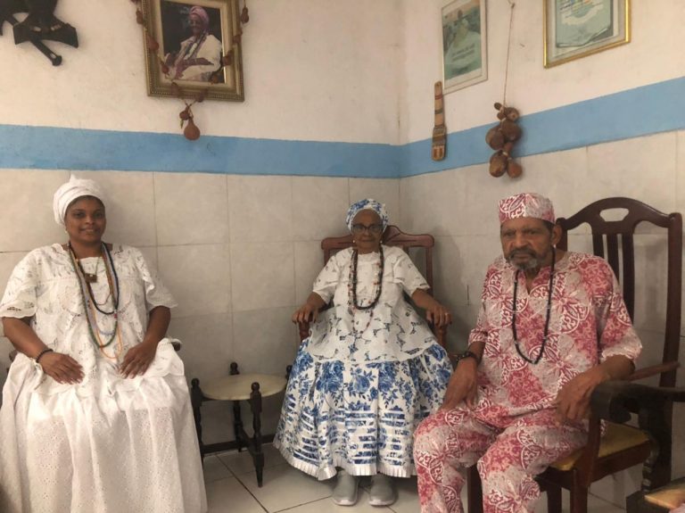 Mãe Regina Lúcia ao fundo; Ana Carolina, sua filha, ao lado; e Jorge dos Santos, de vermelho: uma história de resistência. Foto Bárbara Rachel