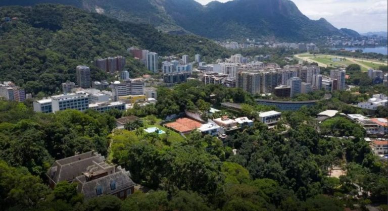 Jardim Pernambuco, no Leblon, no Rio: casas de milionários em meio à vegetação de um recanto que a maioria dos cariocas sequer sabe que existe. Foto divulgação