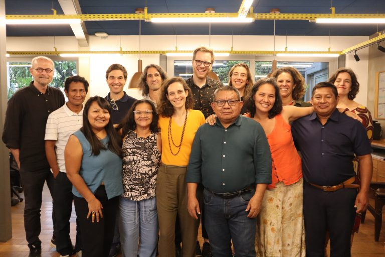Cientistas indígenas (Justino Rezende de camisa azul) e não indígenas (Carolina Levis de blusa amarela), ligados ao Projeto Brazil Lab, em encontro no Instituto Serrapilheira. (Foto: Divulgação/ Instituto Serrapilheira)