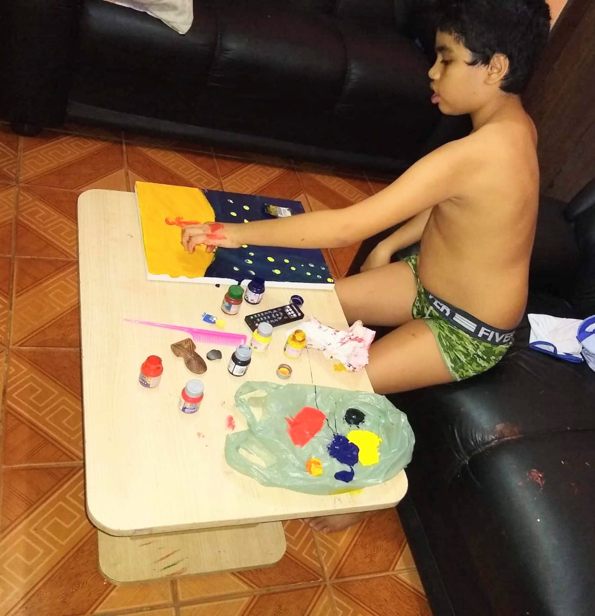 Carlinhos sempre gostou de pintar, o que começou a ser estimulado pela mãe desde pequeno. (Foto: Arquivo de Família)