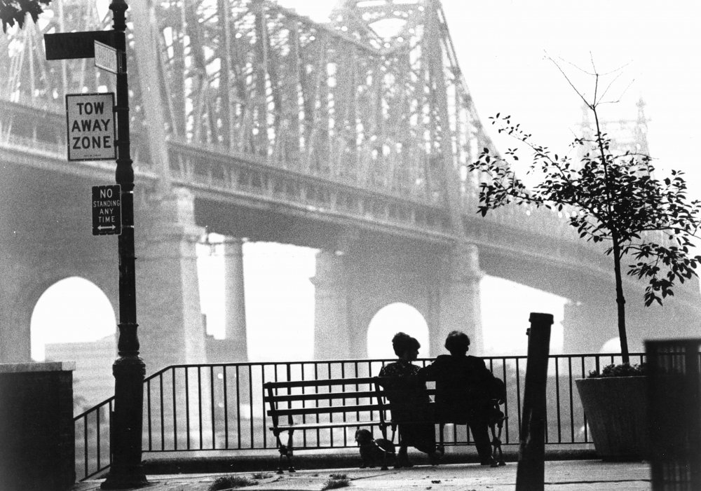 Cena do filme Manhattan de Woody Allen, que inspira a reflexão: 'Vai sobrar algum homem pra gente admirar sem medo?' (Foto: Divulgação)