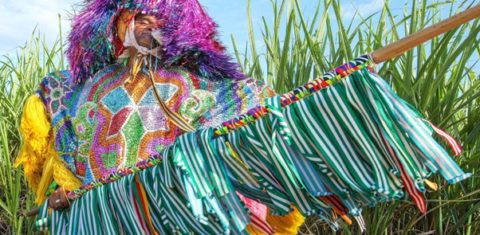 Caboclo de lança, personagem de linha de frente do Maracatu Rural, representa um guerreiro indígena - Foto: Hansfotos, CC BY-SA 4.0 via Wikimedia Commons