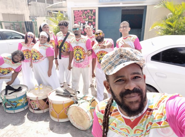 Felipe França e a nova geração de adeptos do Maracatu baque virado integrantes do Grupo Batá Kassô - Foto: Arquivo Pessoal