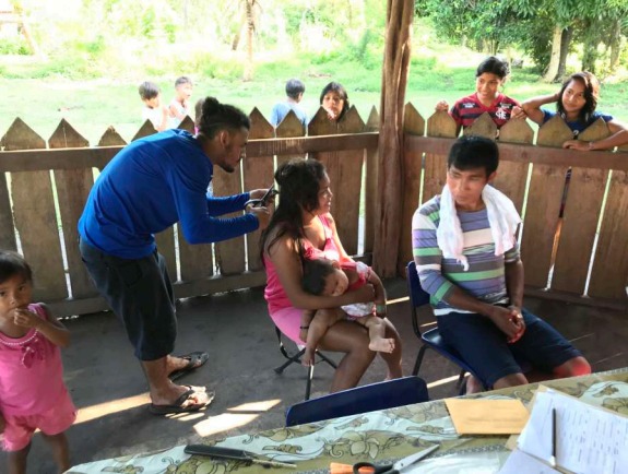 Amostras de cabelo para detectar contaminação por mercúrio. (Foto: Análise clínica em indígenas Mundurukus. Foto: Grupo de pesquisa Ambiente, Diversidade e Saúde da Fiocruz)