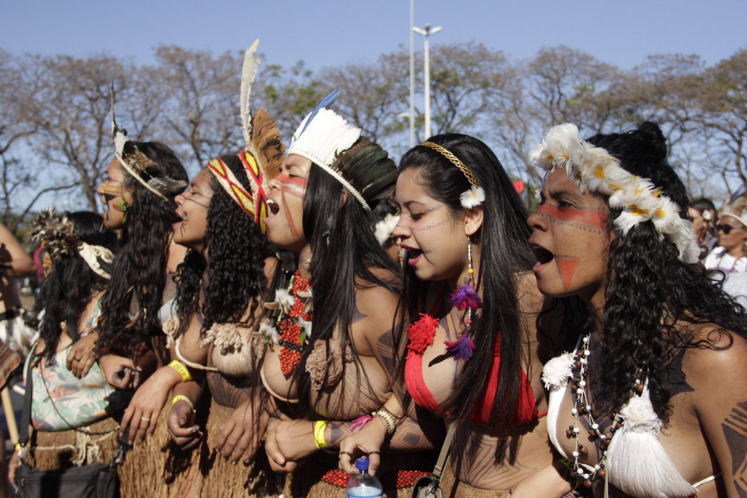 Braulina Baniwa, Keila Guajajara, Joziléia Kaingang, Jaqueline Kuña Aranduha, Shirley Krenak e Lucimara Patté na Marcha das Mulheres Indígenas. (Foto: Mariana Soares/ISA)