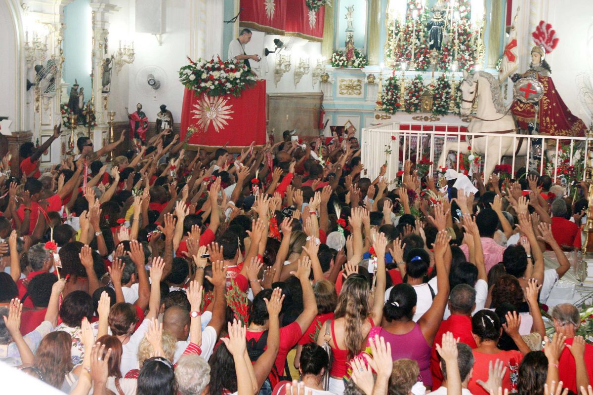 Igreja de São Jorge, no Centro do Rio, lotada: santo popular com devotos de todas as crenças (Foto: Facebook da Igreja de São Jorge)
